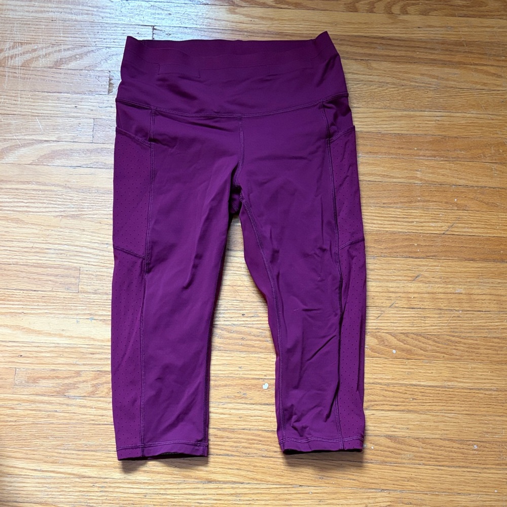 EUC Lululemon athletica women’s Magenta Leggings.  Size 8.